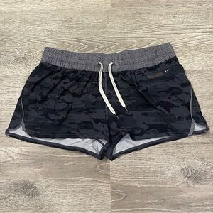 Vuori Women's Clementine Short Size Large Black Camo Lined Athletic EUC